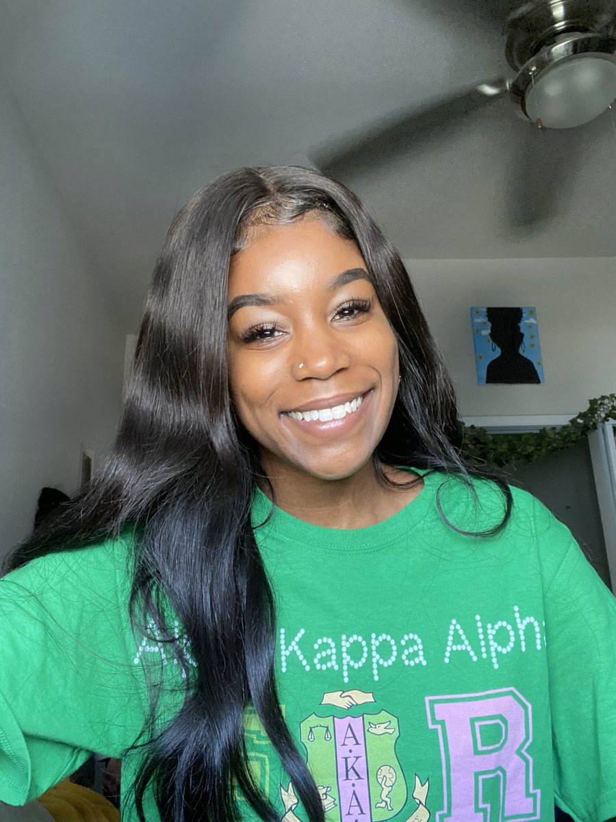 QueenAdri_'s tweet photo. @edxxj If it’s pink &amp; green I’m posing #AKA1908 #pinkiesup https://t.co/TGRHbvboLF