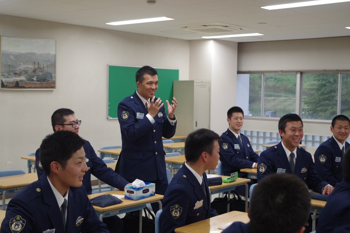 福島県警察安全 安心情報 Twitterren 福島県警察官採用情報 警察学校 授業 警察学校の授業は 警察官として必要な法律等の勉強のほか 柔剣道 逮捕術 けん銃訓練等を行います 警察官は 柔道 又は 剣道 を選択して授業の中で訓練しますが 全く経験