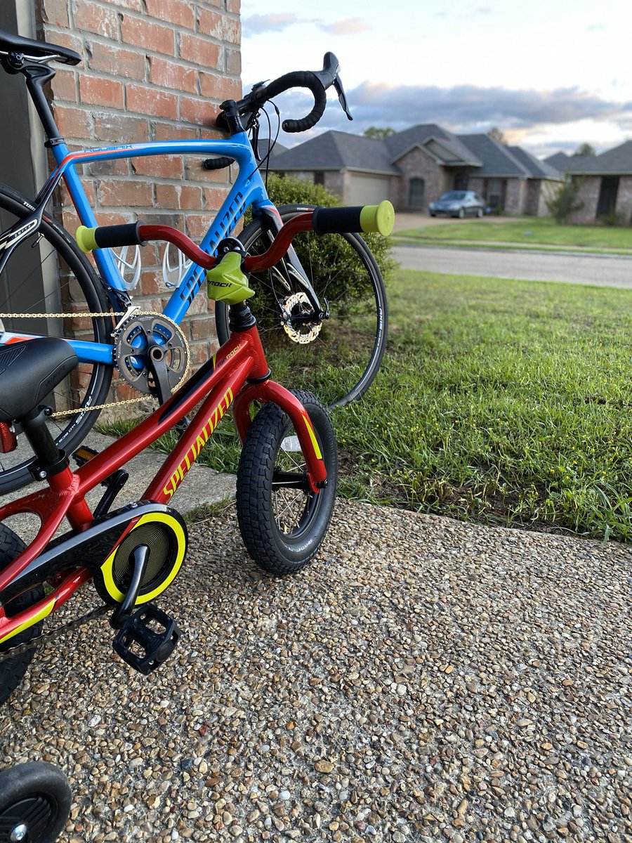 letsv4real's tweet photo. Taking an evening bike ride with my 3yr old #JustDadding #IAmSpecialized #Roubaix @iamspecialized https://t.co/j2ih9mNvwy