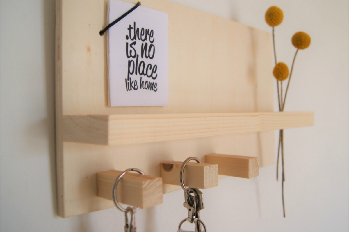 Paso a paso cuelga llaves de madera dlvr.it/RSxFc9 vía <a href="/diariodeco/">Diariodeco</a>