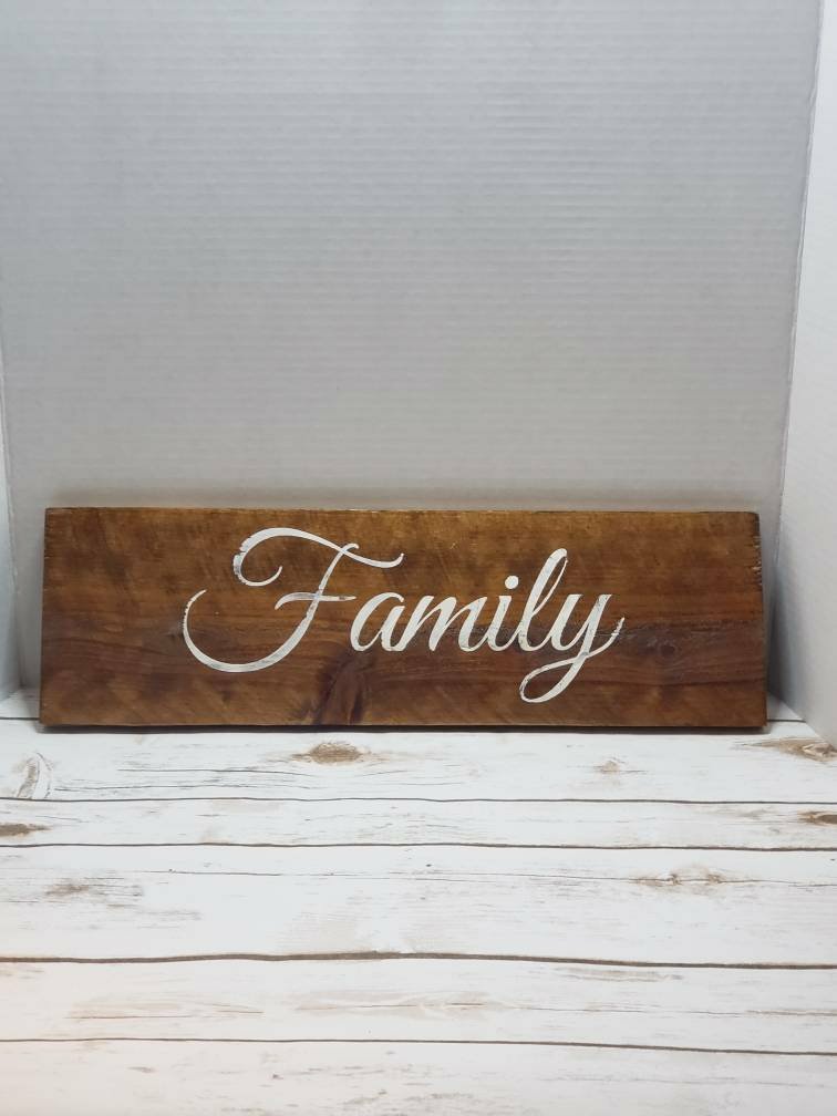 VFamilyDesign's tweet photo. Excited to share the latest addition to my #etsy shop: Family Rustic Sign,farmhouse style wooden sign #homedecor #walldecoration #farmhousestyle #rusticsign #farmhousesign #entrydecor https://t.co/FBU6CpIIZ8 https://t.co/nsvVZoE6Rb