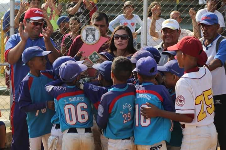 ligaince's tweet photo. Un 2019 donde siguió el #BeisbolDelBueno en el recorrido por todos los años de trabajo de #FotoSportRules 📷🔥🔥 en los mejores eventos de la #LigaINCE
•
@fevebeisbol @AsoAraguaBB @CBMLosPotros @ClubIncitos @AguiluchosClub #Sudamtex #LosCriollos #Manpitos #Angeles https://t.co/fvVpqF172P