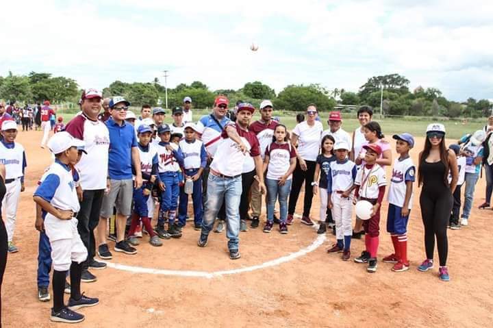 ligaince's tweet photo. Un 2019 donde siguió el #BeisbolDelBueno en el recorrido por todos los años de trabajo de #FotoSportRules 📷🔥🔥 en los mejores eventos de la #LigaINCE
•
@fevebeisbol @AsoAraguaBB @CBMLosPotros @ClubIncitos @AguiluchosClub #Sudamtex #LosCriollos #Manpitos #Angeles https://t.co/fvVpqF172P