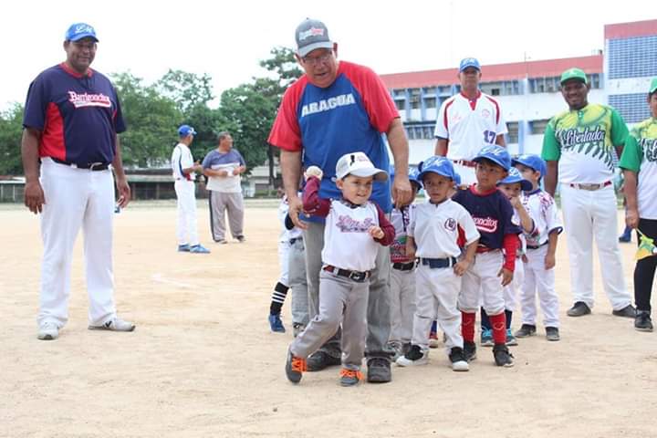 ligaince's tweet photo. Un 2019 donde siguió el #BeisbolDelBueno en el recorrido por todos los años de trabajo de #FotoSportRules 📷🔥🔥 en los mejores eventos de la #LigaINCE
•
@fevebeisbol @AsoAraguaBB @CBMLosPotros @ClubIncitos @AguiluchosClub #Sudamtex #LosCriollos #Manpitos #Angeles https://t.co/fvVpqF172P