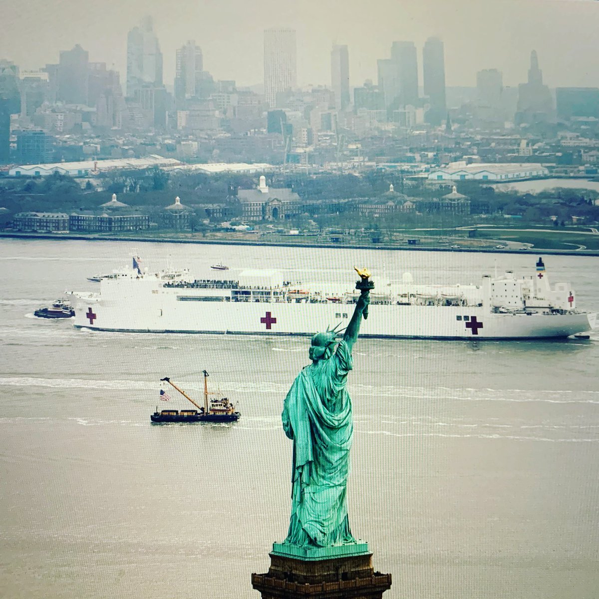 hutsonpark's tweet photo. Lady Liberty watches over the USNS Comfort Hospital Ship in NYC....still standing, still #OneNationUnderGod.  Thank you #Navy and all #healthcareworkers!  Praying!

#hutsonpark #hutsonparkpatriots #standwithme #youchoose https://t.co/uxV1hAEt2u