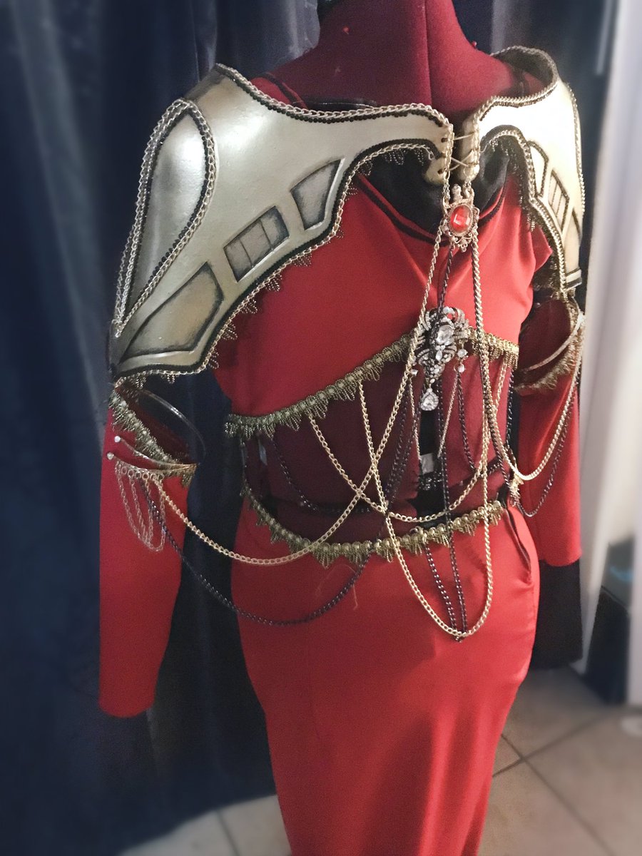 Oneinkedangel's tweet photo. Carmilla!! I actually have to finish putting rhinestones in the back of the shoulder pieces and reweather but.. she done, LOL. Officially. I added the same trims onto the armor that are on the dress and chained her tf up :D 

#CastlevaniaNetflix #Castlevania #carmilla https://t.co/u6JfADpbAu