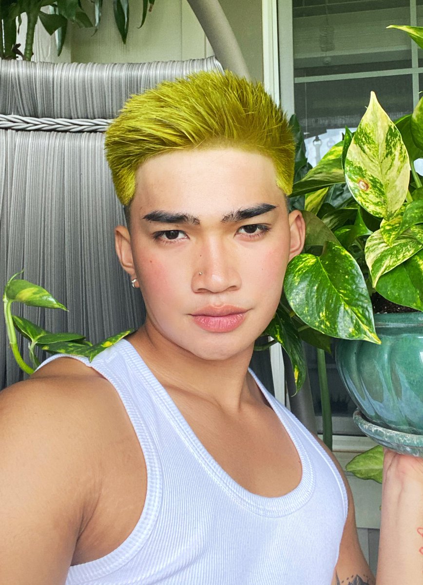 bretmanrock's tweet photo. 🍋 I’m HIGHlighter https://t.co/oR34aUEKLY