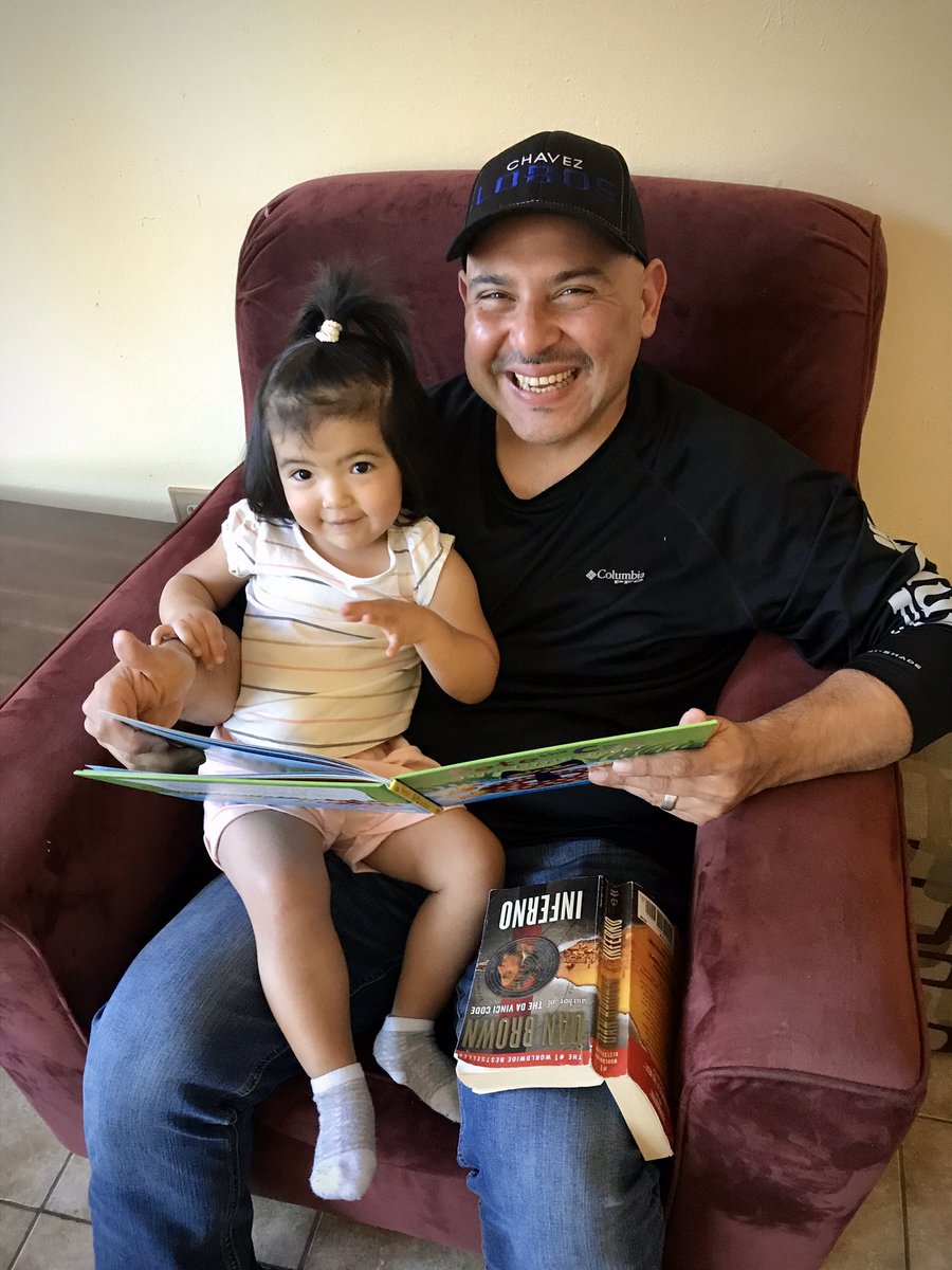 educatorsimpact's tweet photo. Lobos and Little Lobos Read π Canβt go wrong with #petethecat and #danbrown. @ChavezHS_HISD #LOBOSREAD Challenge #LobosLeadTheWay πΊ https://t.co/euGVhDzSMh