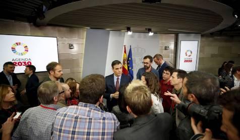 libertaddigital's tweet photo. Un centenar de periodistas españoles firman un manifiesto contra el control del Gobierno a sus preguntas https://t.co/TxZYRA1i7S https://t.co/U8vOxZgjzh