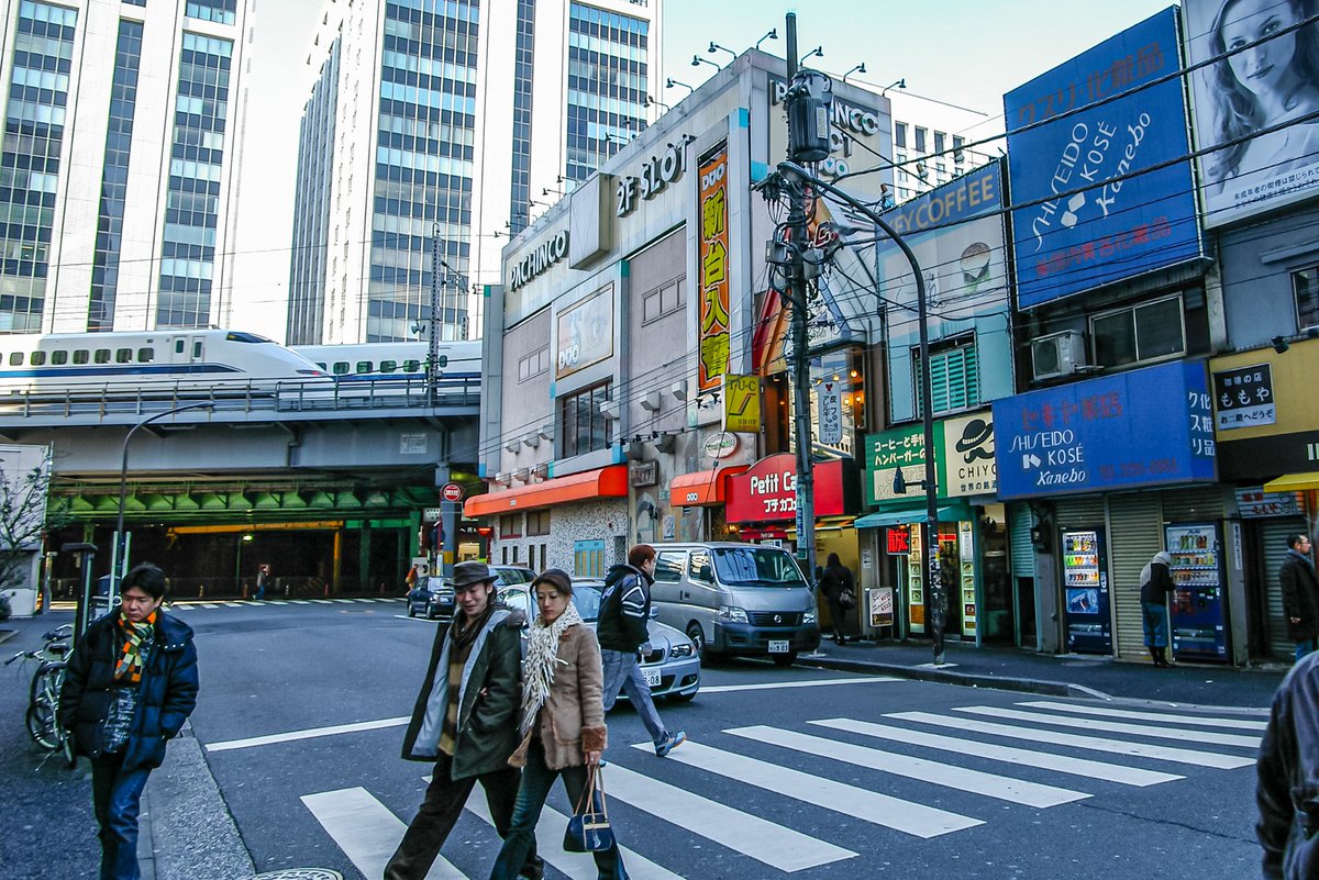 三日画師 有楽町駅中央口から有楽町マリオンに続く有楽町中央通り商店街とその横を走る東海道新幹線 04年1月18日撮影