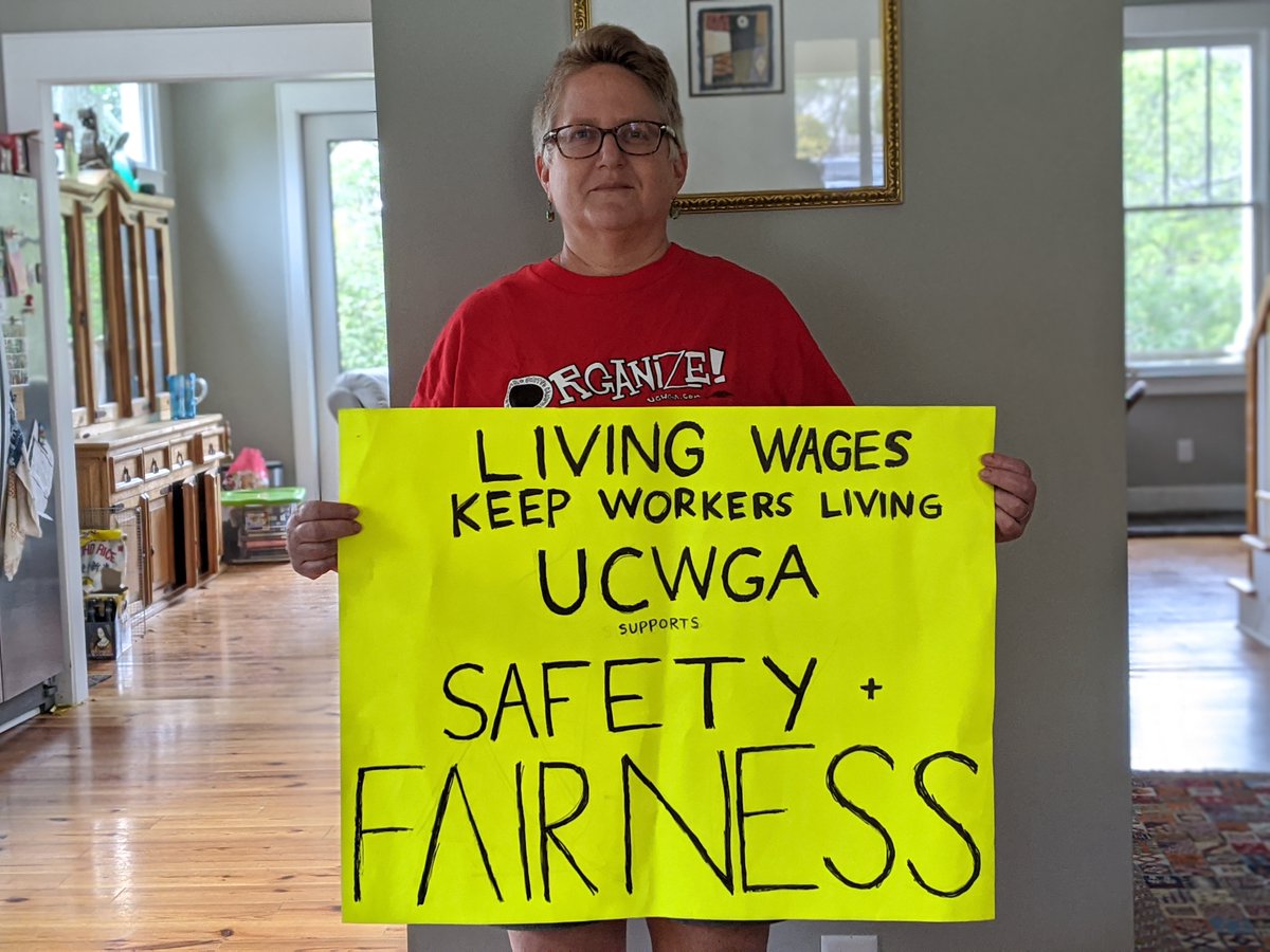 CampusWorkers's tweet photo. You can't miss Cindy's sign - or that beautiful message! Living wages keep workers LIVING! We're literally in a fight for our lives! @UCWGA3265 @UcwgaUGA #HealthyFairCampus
#NowMoreThanEver15
#CampusSafetyNet
#PeopleFirstCampus https://t.co/HwjdcfHqM4
