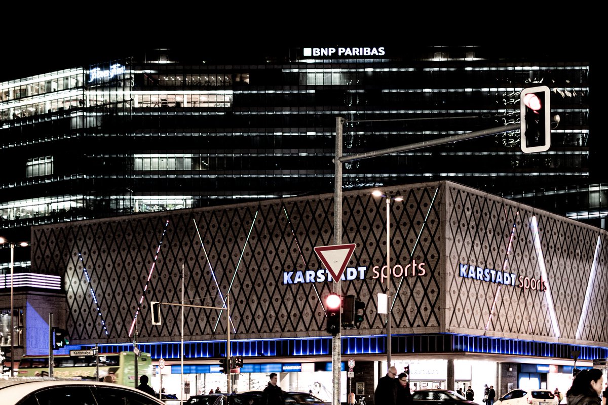 CryxDx2's tweet photo. For those who just can't visit Berlin because of the situation...
I replace my midnight pictures of Life is Strange for a few pictures of Berlin. 
#berlin #germany #visitberlin #photography #art #lights #pictureoftheday #buildings #StayAtHome #wirbleibenzuhause #lightsofberlin https://t.co/Muw1xGlA4L