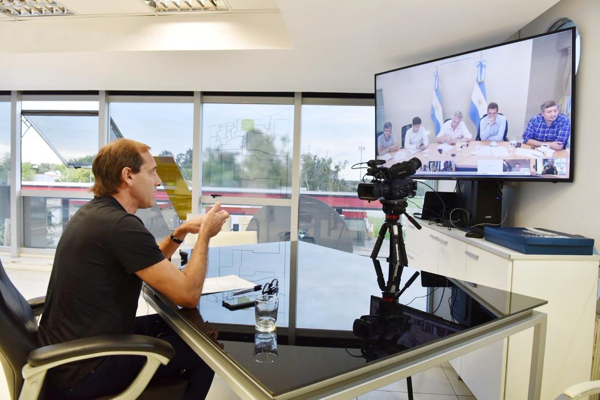 chubyleguizamon's tweet photo. .@JulioGarro en videoconferencia con el presidente @alferdez y el gobernador @Kicillofok . Seguimos trabajando juntos por todos los platenses. #COVID19argentina ##QuedateEnCasa https://t.co/s8SZQ3dN2Z