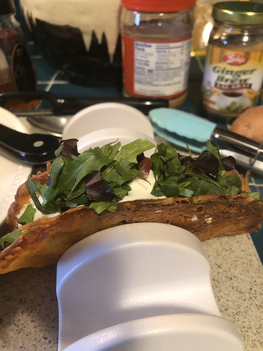 FoxeniMomma's tweet photo. Had lots of cheese but no taco shells so decided to try out keto cheese taco shells for #tacotuesday OMG they were delicious!!!! #ketotacoshell #chickentaco #shelfcooking #supertasty @BoredEntertainm https://t.co/4uYxNrK3YF