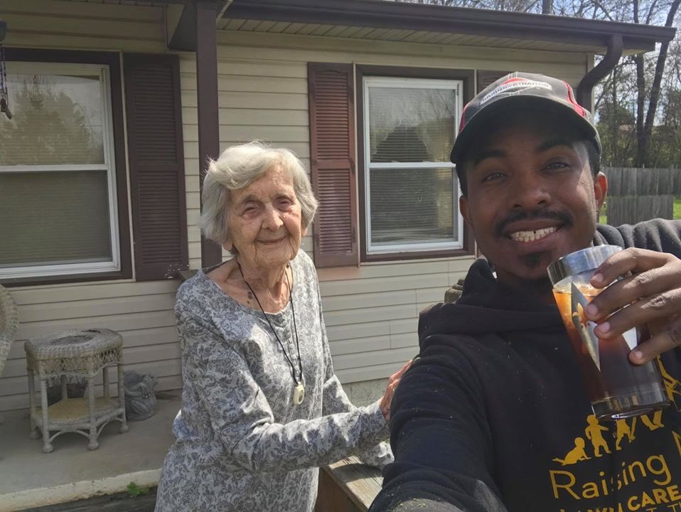 iamrodneysmith's tweet photo. Ms. Dye is a lady I will never forget . Every time I mowed her lawn she would come out &amp; bring me a fresh glass of ice tea. I would joke around &amp; say what the secret recipe because it was so good, she smiled &amp; said made with love  . Today she sadly passed. 💔. https://t.co/g1i3ZC4TB1