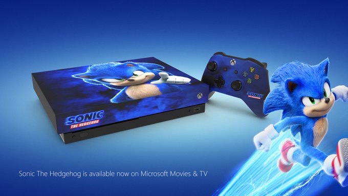 Une console personnalisée Sonic The Hedgehog Xbox One X se trouve devant un fond bleu.  Sonic pose dans le coin inférieur droit.  La photo se lit: Sonic The Hedgehog est maintenant disponible sur Microsoft Movies & TV