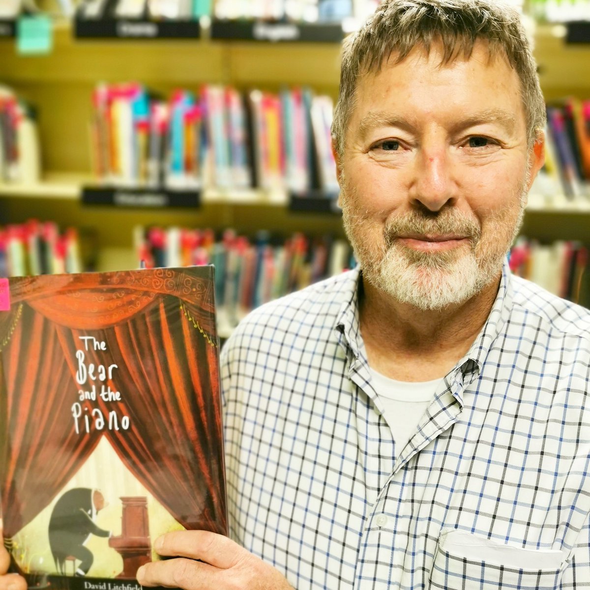 RealeLearnGood's tweet image. Pak McLeod is back with this week's book: "The Bear and the Piano" by David Litchfield.
Link in bio

youtu.be/GoCC0Ne_iWk instagr.am/p/B-Y7BIsDj_c_…