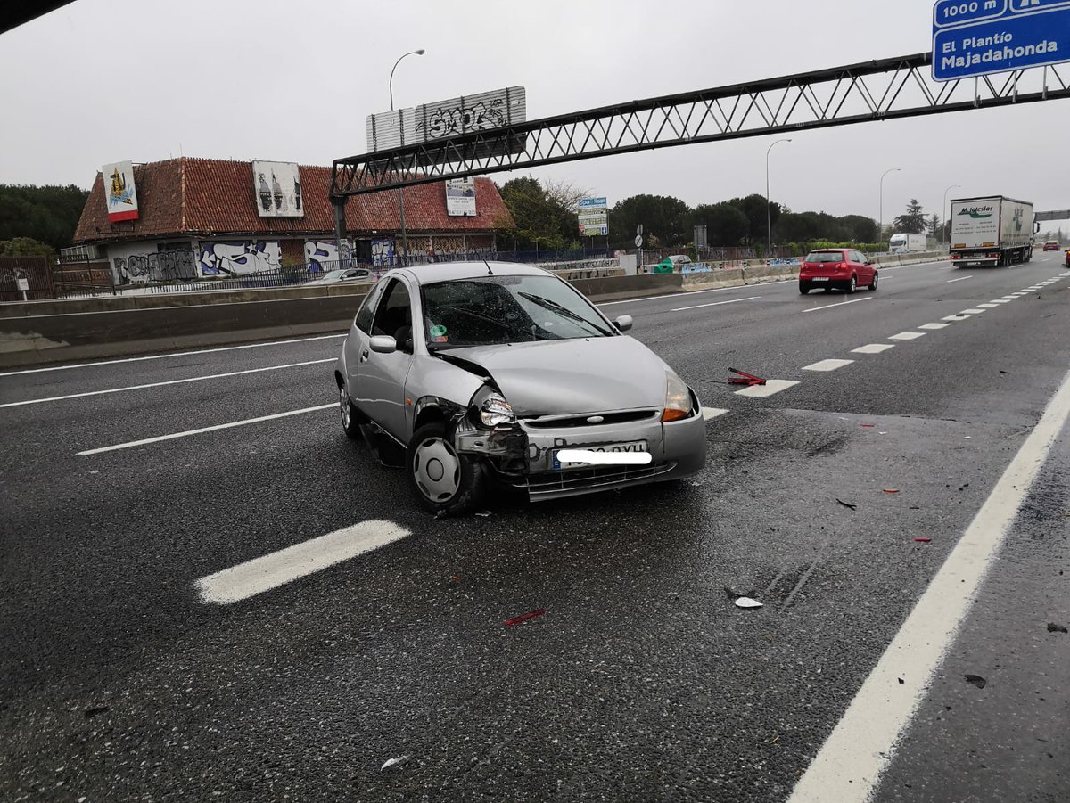 DavidPardo_96's tweet photo. Mi novia, que es enfermera, hoy estaba yendo al Hospital de Campaña de Ifema a trabajar y ha tenido un accidente, quedando el coche como veis. Sabemos que hay algunas empresas que están ofreciendo coches al personal sanitario para ir a trabajar, alguien nos puede ayudar? RT 🙏🏻 https://t.co/pzgkc5z960