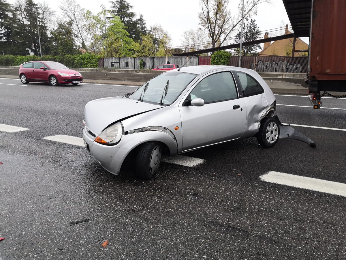 DavidPardo_96's tweet photo. Mi novia, que es enfermera, hoy estaba yendo al Hospital de Campaña de Ifema a trabajar y ha tenido un accidente, quedando el coche como veis. Sabemos que hay algunas empresas que están ofreciendo coches al personal sanitario para ir a trabajar, alguien nos puede ayudar? RT 🙏🏻 https://t.co/pzgkc5z960