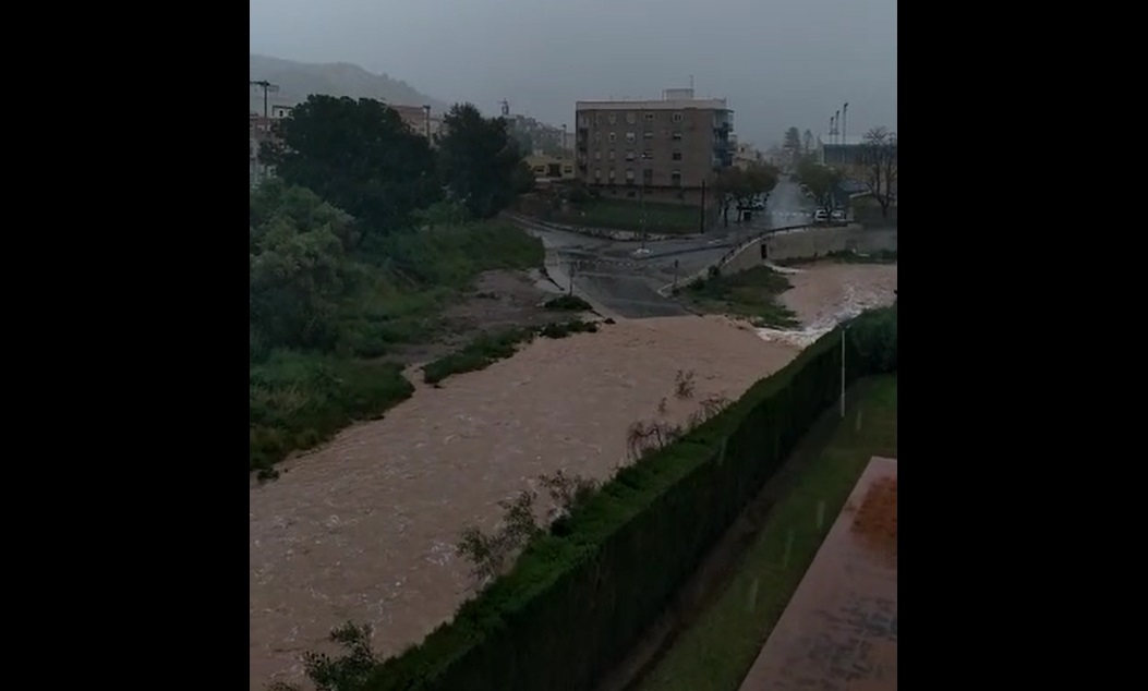 TodoBenicassim's tweet photo. 📽️ 📽️ ¡¡VÍDEO!! Las #lluvias 🌧️☔️ dejan en #Benicàssim 100 litros por metro cuadrado y llenan el #barranco de #Farja. Éstas son las previsiones para este miércoles, alerta amarilla https://t.co/uxcL5ZBpvb https://t.co/rSTVrNb9qe