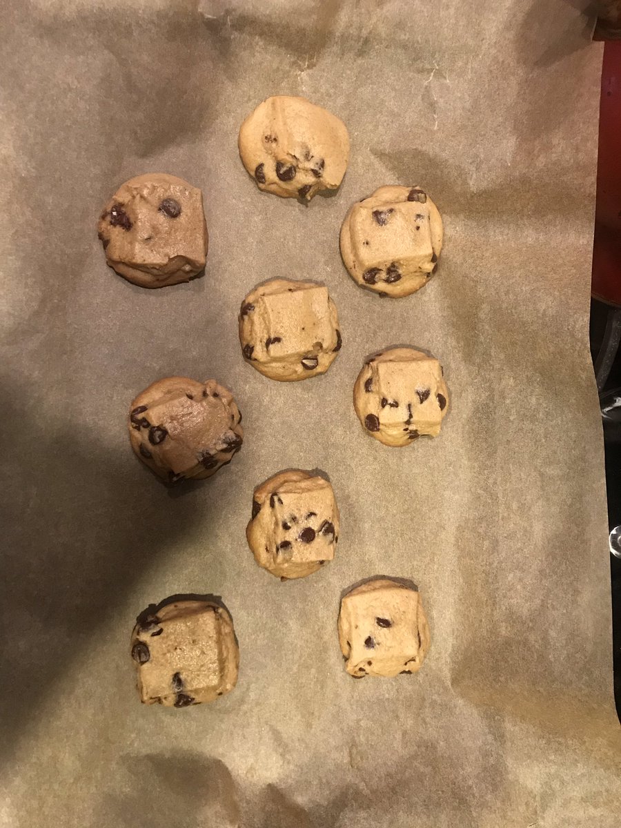 knotmegan's tweet photo. Chocolate chip cookies, served medium-rare #ApocalypseCooking https://t.co/RInpgIv6f1