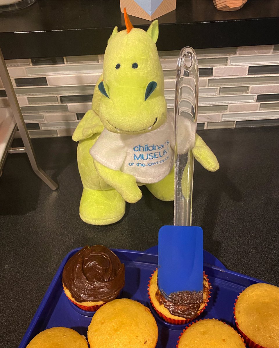 exploreCML's tweet photo. Hi friends! DooDash here. What’s a dragon’s favorite thing to do on a rainy night? Bake, of course! Just call me DooDash Stewart! #chsplays #MuseumAtHome #ChildrensMuseumsAtHome #DooDash https://t.co/nDgJ7cvCSJ