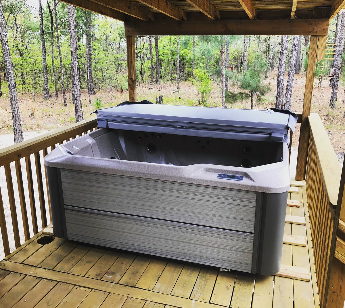JackOliversPool's tweet image. Glad to get these Kershaw folks set up with their Pace hot tub by @HotSpringSpas! Happy social distancing! #everydaymadebetter #jackoliverpools