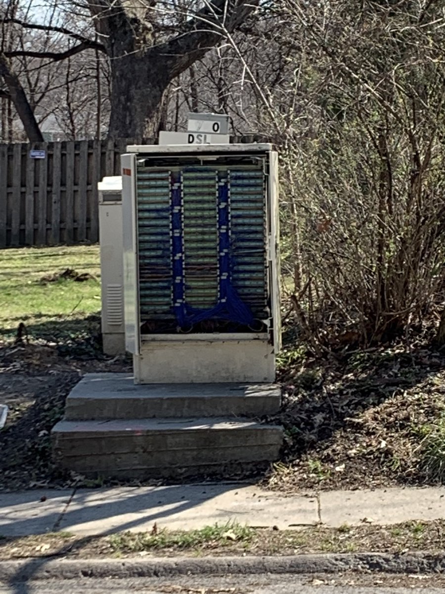 chavonne97's tweet photo. ⁦@CenturyLink⁩ y’all plan on locking this up anytime soon? It’s been open since yesterday.... https://t.co/rbRiUl6v6m