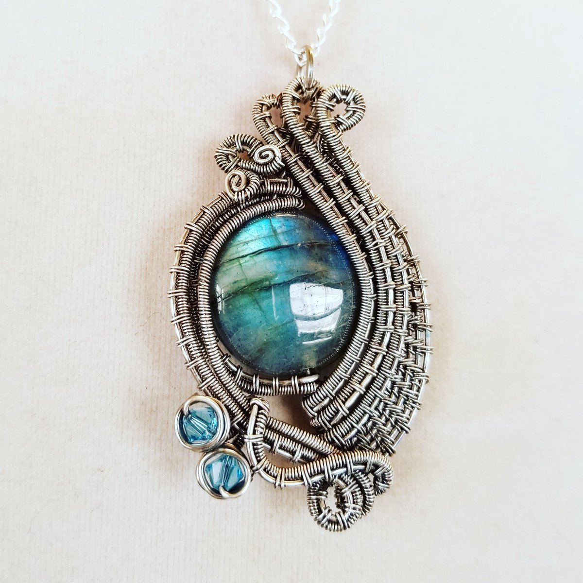 BowerHouseC's tweet photo. I love labradorite! New sterling  silver wire weave #bowerhousecreations @earthwindandwireshop #wireartjewelry #supportsmallbusiness https://t.co/805GbrvuNE
