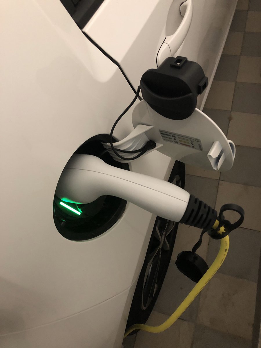 Comunque in tutto questo casino qui si è passati alla mobilità elettrica, peccato non poterla sfruttare 🧑🏼‍🚀

#ev #skoda #citigo #future #electricvehicle