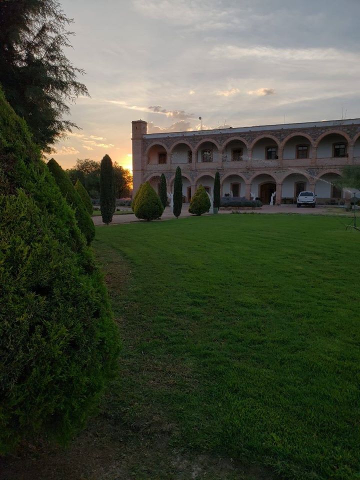 ZacatecasTravel's tweet photo. 👩‍❤👨 Hacienda Spa &amp; Hotel Aguagordita en Villa García de #ZacatecasDeslumbrante es perfecto para una escapada romántica y relajarte en pareja o realizar actividades como paseos a caballo, senderismo o ciclismo. #CuandoTodosEstemosBien. ✨💕 https://t.co/NHlXbREL49