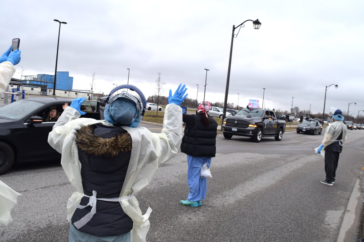OakValleyHealth's tweet photo. WOW! Huge amount of community support, honking for our amazing frontline staff and physicians. #COVID19 has been tough on all of us, but moments like these are unforgettable. 
Thank you Rebecca MacRae for organizing this incredible event that brought out the best in our community https://t.co/Yko5NNWYF9