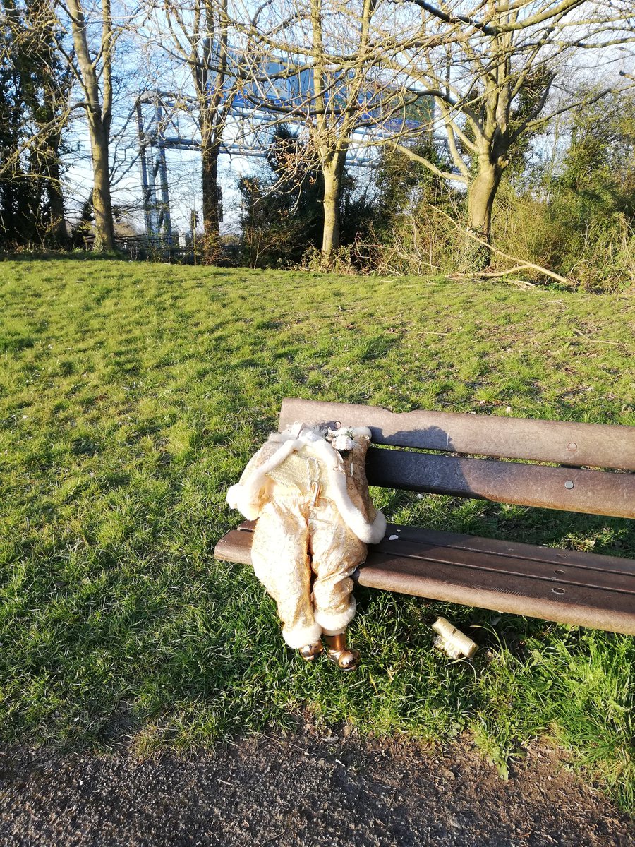 eazey83's tweet photo. Weird enough the eery quiet roads, to then pass this on route from a #certifiedquarantineexercisebreak #headlesssanta #covid19 #borisdidit #secondwalkoftheday https://t.co/iFoPAikgEA