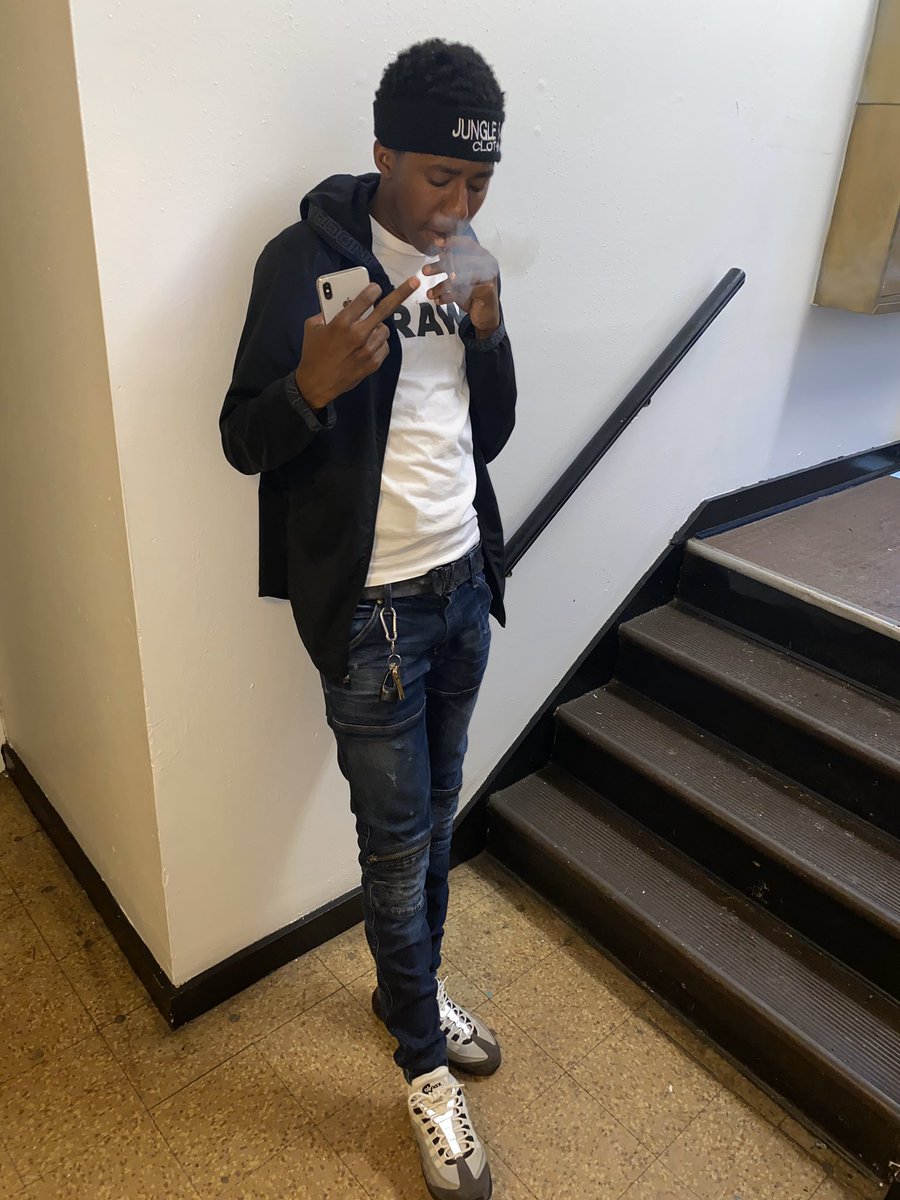 _Ebmcin's tweet image. I still get them rackzz from off of the trap🏚it’s Neva enough ! #FreeDaGang🔓