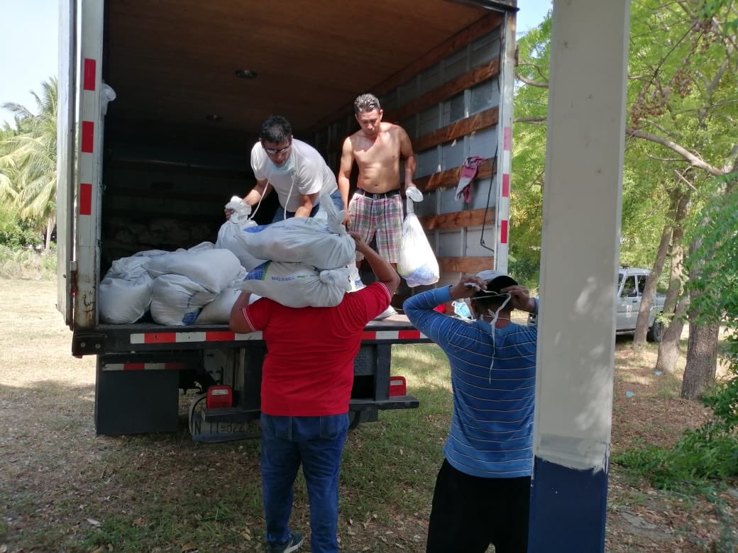 EdgarAmayaCap's tweet photo. No estaba descansando ni perdido, ni escondido como dicen quienes nos critican y desean con fines políticos que todo vaya mal en #PuertoElTriunfo, estaba gestionando importantes donaciones para las familias más necesitadas de mi querido municipio y les recuerdo que esto es para https://t.co/srpE4IzQRG