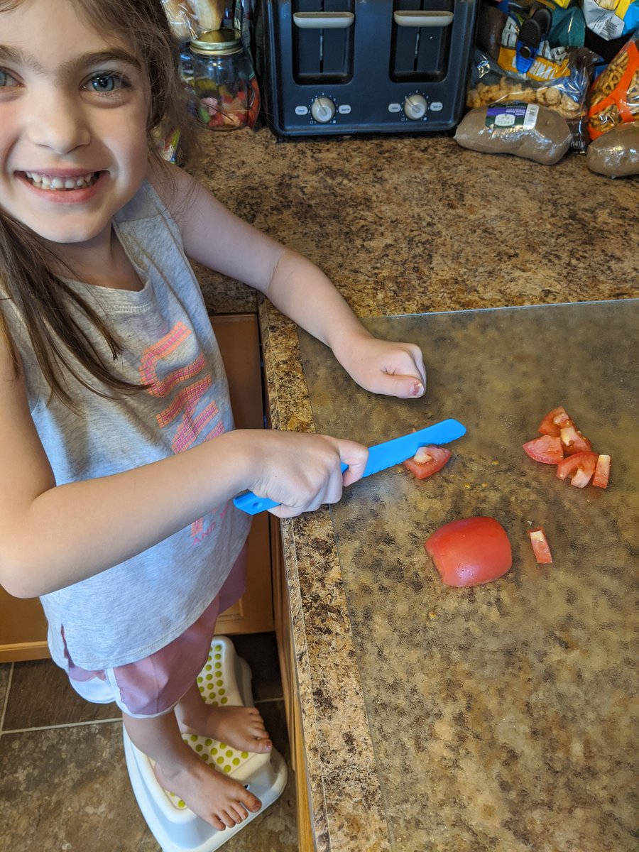 El24vis's tweet photo. Cutting the tomatoes for dinner! Yum! #BESSELFIE @zacharywashley @BrummerTonya https://t.co/BVWZty7a22