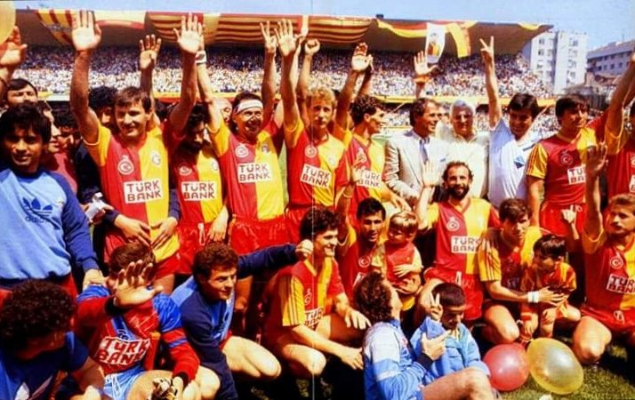 Daha siyah önlüklerimizle ilkokula giderken tanıştık Galatasarayla... Karşılıksız bir aşkla bağlandı küçücük kalbimiz sarıyla kirmiziya Çocukluğumuzda yaşadık nice zaferleri...Rapid wien,N xamax,Monako