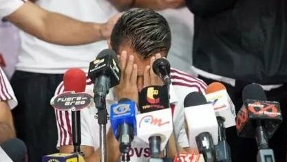 jpeseteiroDT's tweet photo. Ella me dijo "send nudes" y yo le mandé la imagen de cuando Juan Arango se retiró de la vinotinto, dando su última rueda de prensa. Ella se burló, ella quería ver la desnudez de mi cuerpo... y yo, tonto, le mostré la desnudez de mi alma.😭💔 https://t.co/iP4A33s4MP