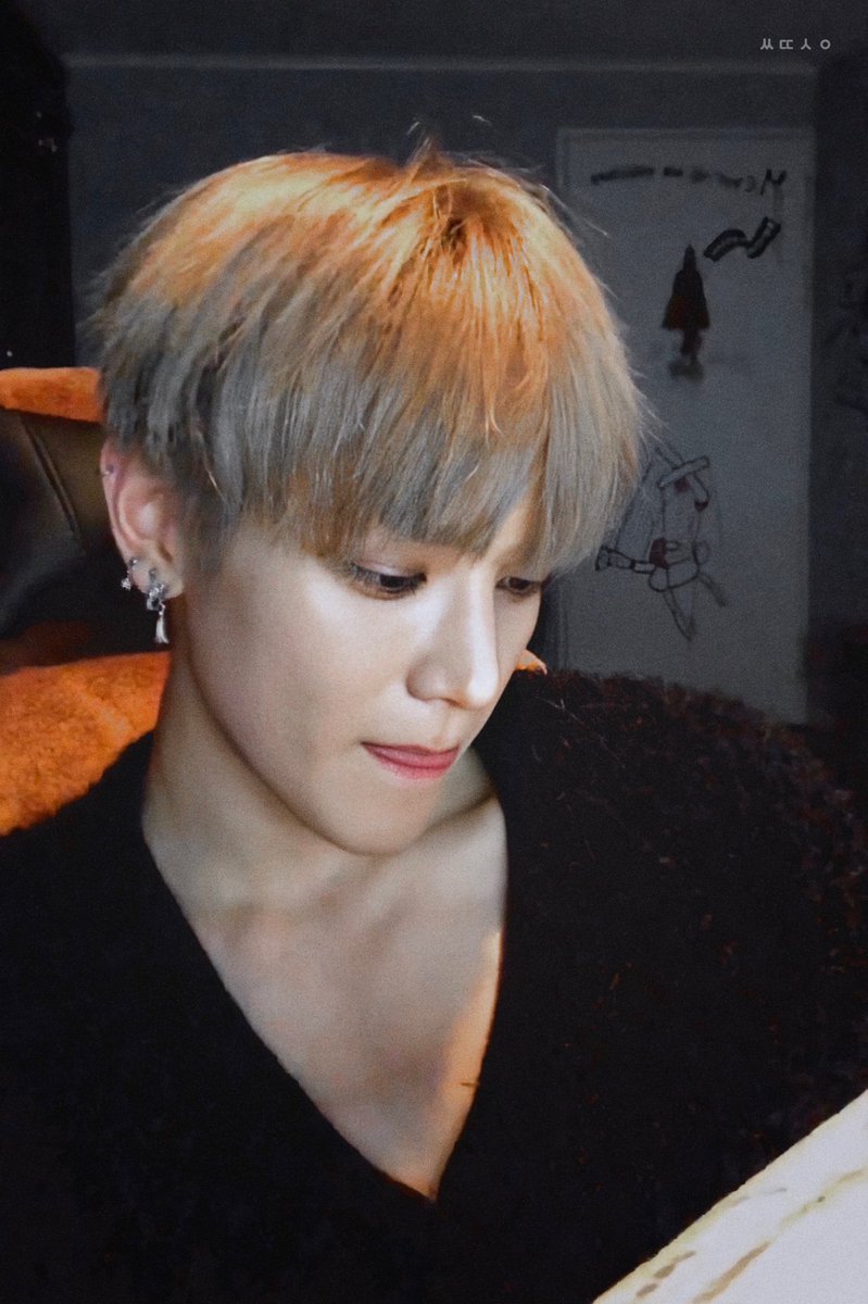 yongtrophile's tweet photo. ใครผ่านมาเห็นต้องกราบไหว้ค่ะ สมเด็จพระบรมมหาแทยง เซฟเก็บไปติดฝาบ้านได้ค่ะ ยิ่งยืนนานยิ่งเมื่อย
#AprilFoolsDay https://t.co/l3uWJsgvvr