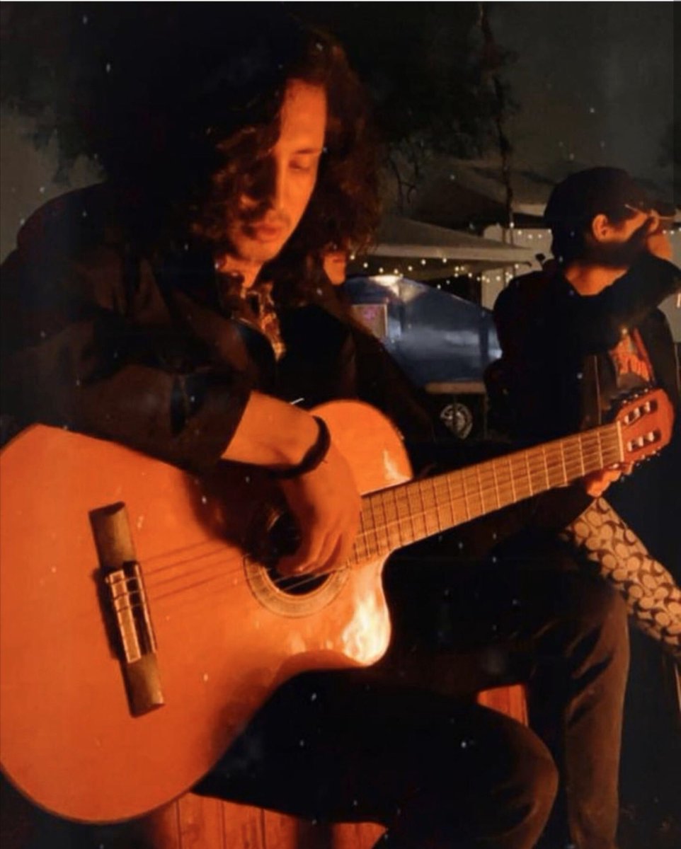 Ed3Fans's tweet photo. Feliz noche para todos los fans de @ed3oficial 🔥🎸🎼 https://t.co/pn6vhNKsAA
