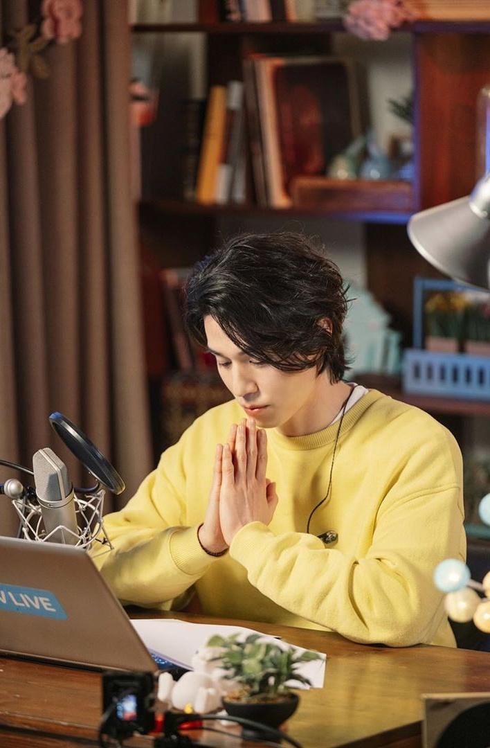 leedongwookbr's tweet photo. 📸 #Bastidores  #RadioApart #Vlive. 
🌻🌻🌻 https://t.co/ndCe3dIuPE