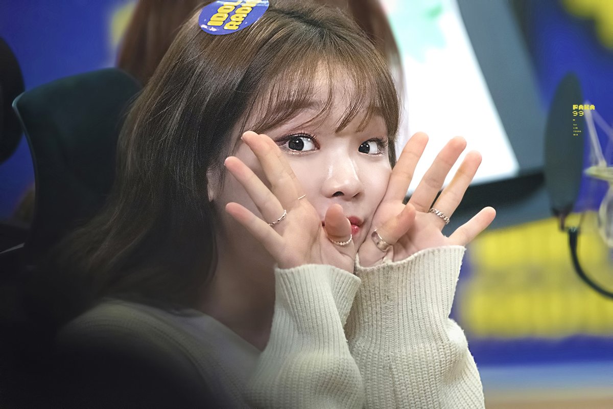 #AprilFoolsDay #만우절 #오마이걸 #OHMYGIRL #현승희 #승희
팬분들이랑 소통하시는 모습이 너무 귀여우셨던😍