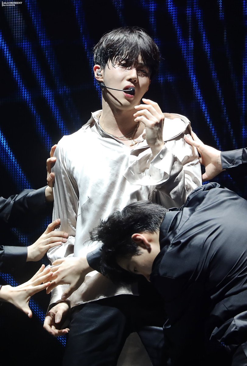 The1stTower_'s tweet photo. ชั้นชอบเพราะ แม่ไซต์บ้านอื่นวงอื่นปล่อยรูปลูกชั้น ซึ่งมันเป็นสไตล์ที่แตกต่างจากเดิม #AprilFoolsDay https://t.co/VLwinEHlIy