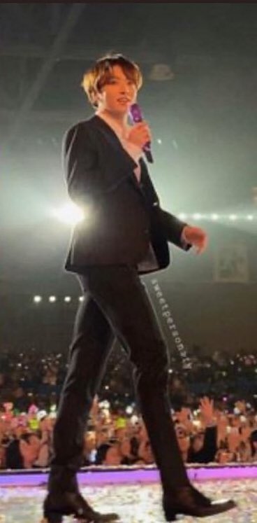 BtsSsng's tweet photo. @glowbtssss MAN IS A GIANT https://t.co/Is3Uv2VNzb