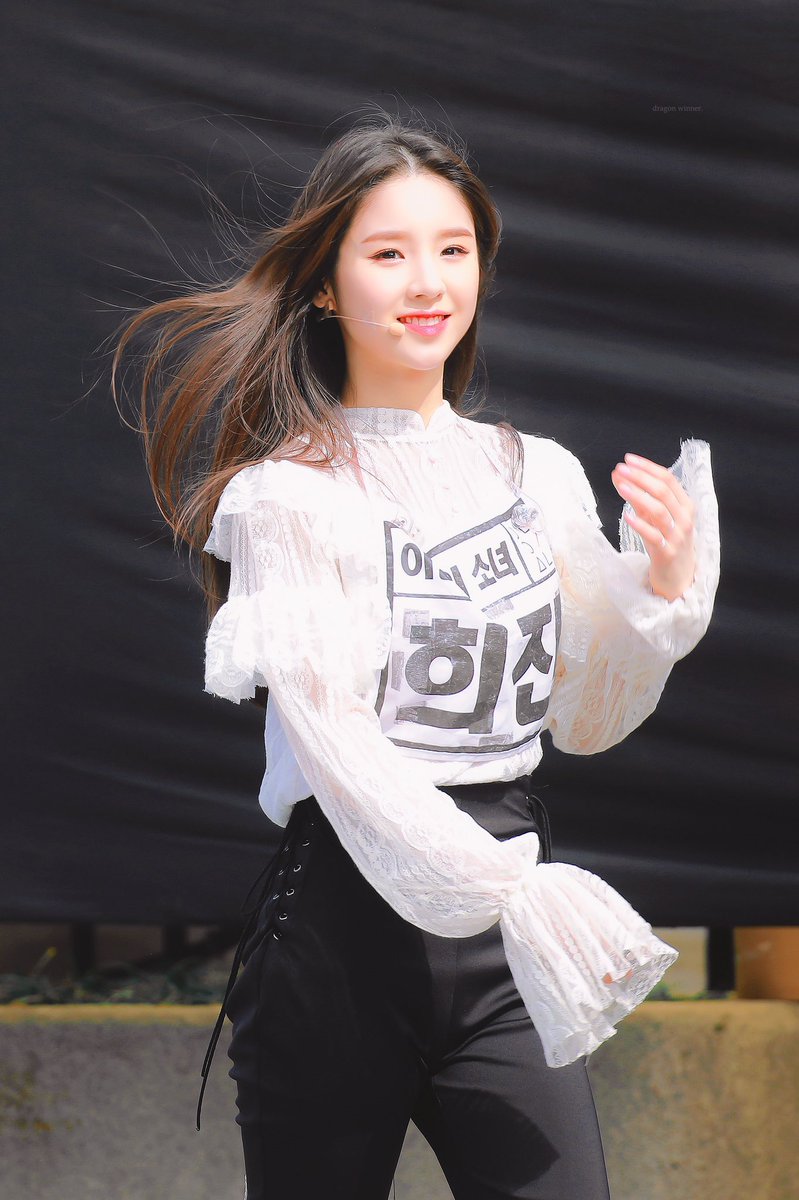 3/31/20 omg heejin so many not loona fansites love u did u know omg omg we got so many more pics of u today for april fools imreally happy i hope u are too