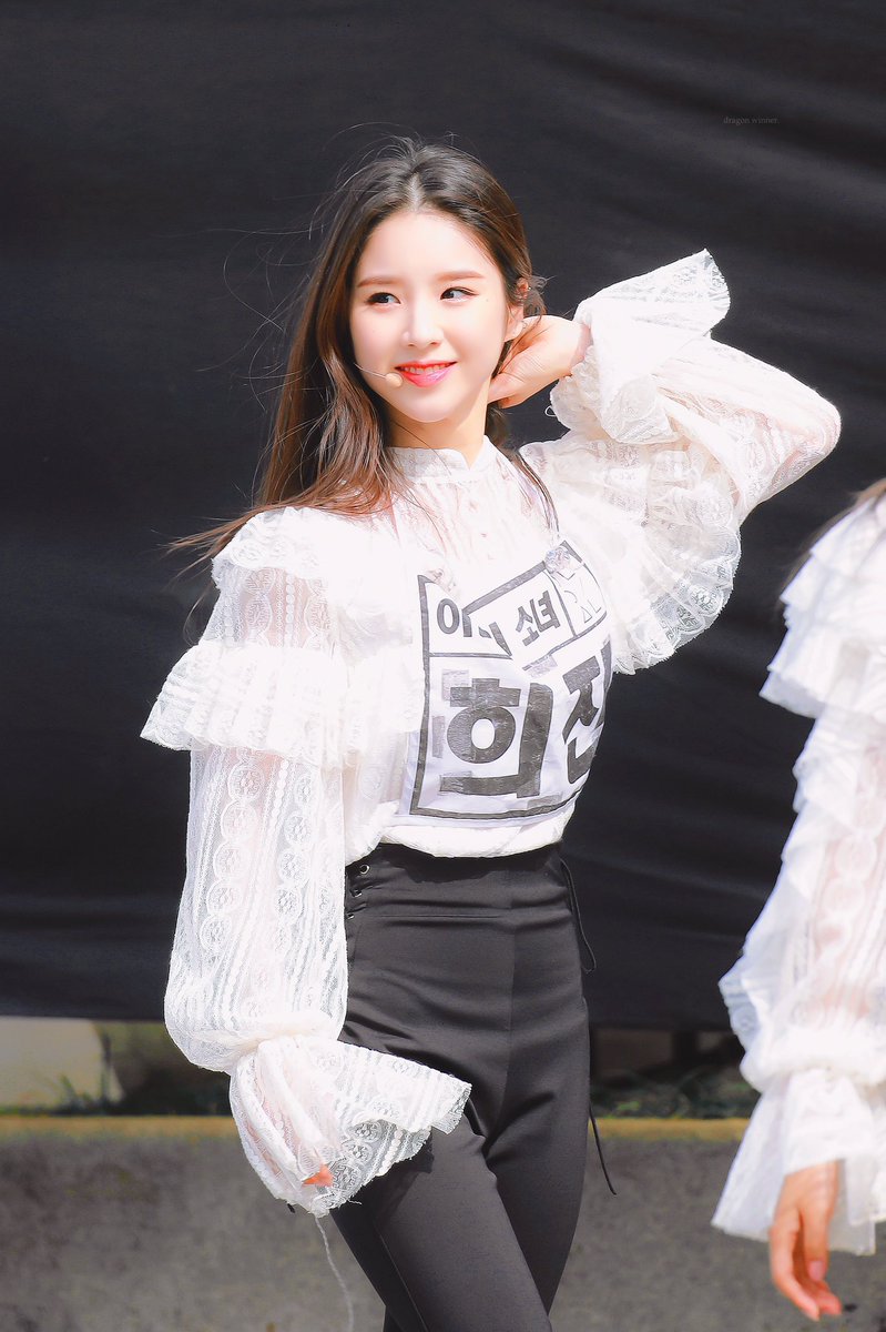 3/31/20 omg heejin so many not loona fansites love u did u know omg omg we got so many more pics of u today for april fools imreally happy i hope u are too