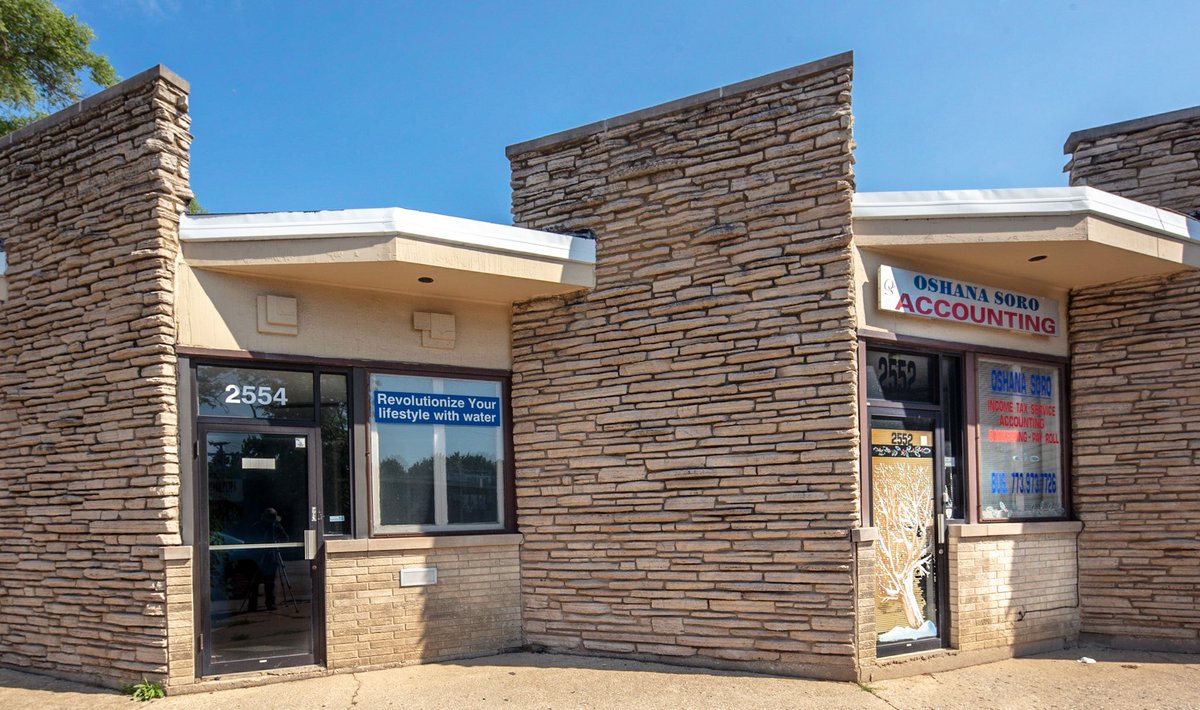 LEEBEY's tweet photo. Alright, let’s end our stay-at-home Chicago architecture tour with a glimpse of those zany midcentury commercial buildings on west Petersen. I shot em in 2018 for a @ChicagoMag piece. Enjoy! https://t.co/PN217J9OcZ