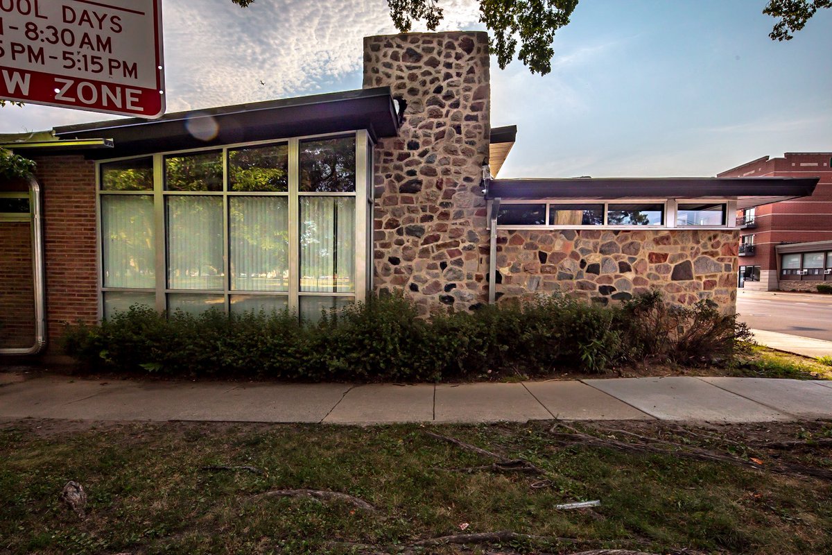 LEEBEY's tweet photo. Alright, let’s end our stay-at-home Chicago architecture tour with a glimpse of those zany midcentury commercial buildings on west Petersen. I shot em in 2018 for a @ChicagoMag piece. Enjoy! https://t.co/PN217J9OcZ