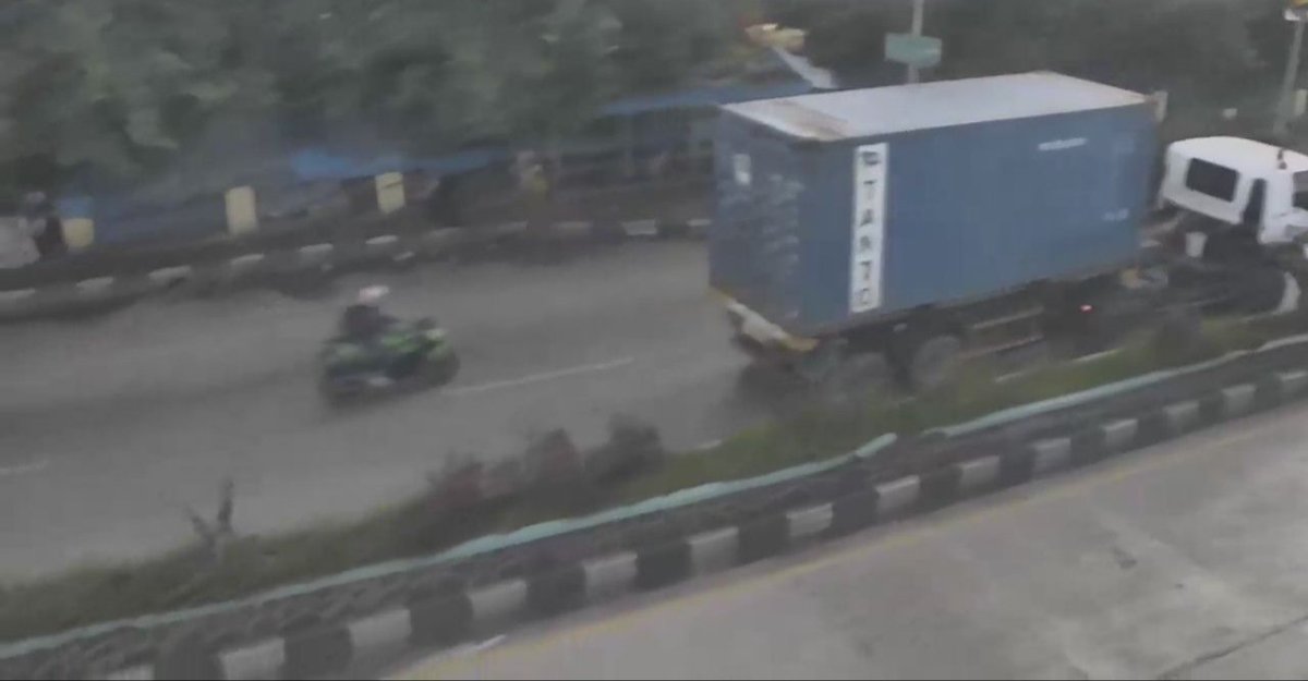 atcskabbekasi's tweet photo. 06.57 WIB arus lalu Sekitaran Depan Pasar Induk Cibitung terpantau ramai lancar di kedua arah menuju Bekasi maupun GT Cibitung/Cikarang saat ini https://t.co/PtQwXGwQ1l