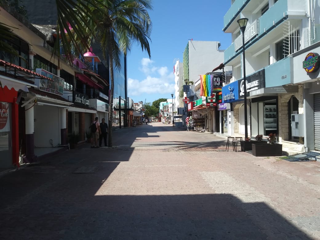 Noticaribe's tweet photo. #ADEMÁS “ESTO PARECE UN PUEBLO FANTASMA” …NI CON HURACANES HABÍA TANTA DESOLACIÓN: Casi muerta, la Quinta Avenida y acceso a las playas vedado por virus https://t.co/6FMnov44c7 https://t.co/w2ctVaKAy8